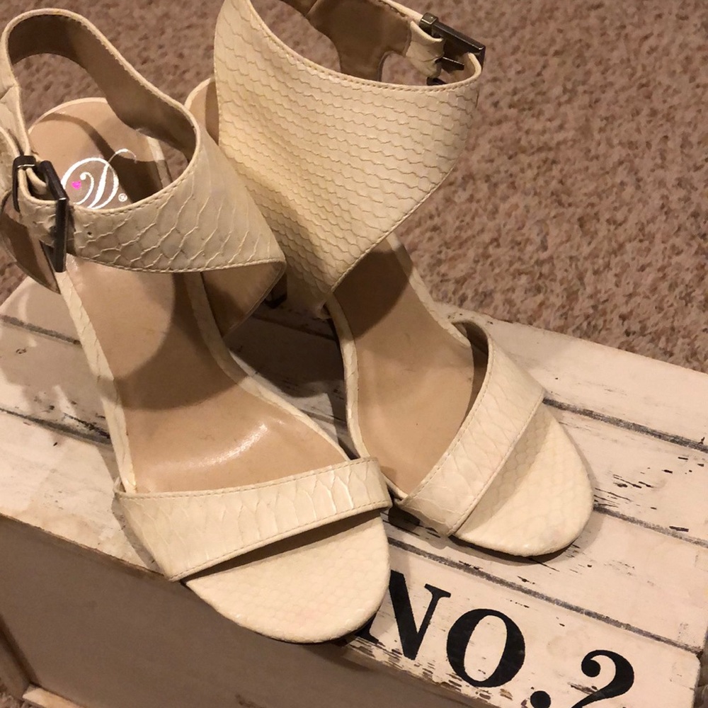 Cute Off White Snake Skin Heels!!